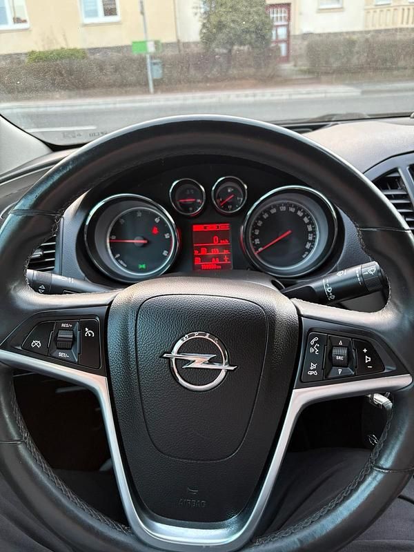 Gebraucht Opel Insignia 131 PS (96 kW) 2013 Schwarz Limousine