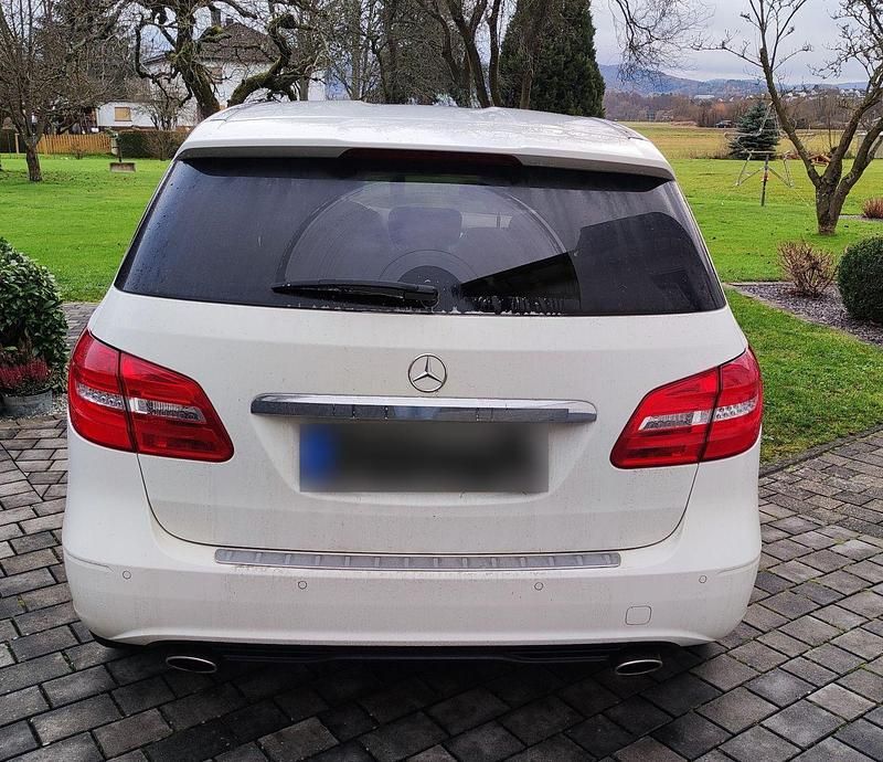 Gebraucht Mercedes B180 109 PS (80 kW) 2013 Weiß Van / Kleinbus