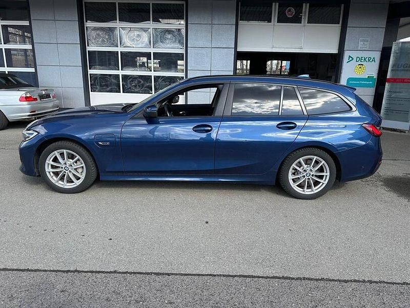 Gebraucht BMW 330e Advantage 252 PS (185 kW) 2022 Phytonicblau metallic Kombi