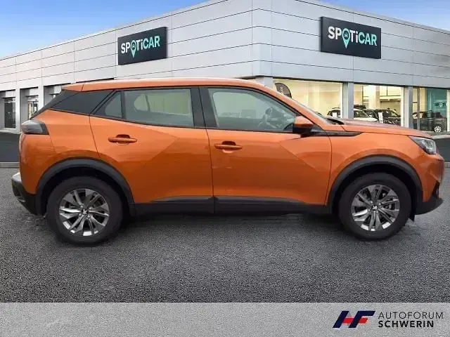 Gebraucht Peugeot e-2008 Active 100 kW (136 PS) 2021 Orange metallic (metallic) SUV