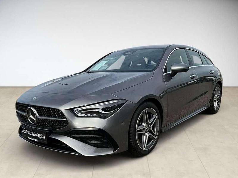 Metalliclack mountaingrau (metallic) Gebraucht 2024 Mercedes CLA200 Shooting Brake AMG Kombi | 33.330 € (Fairer Preis) - Bild 1/4