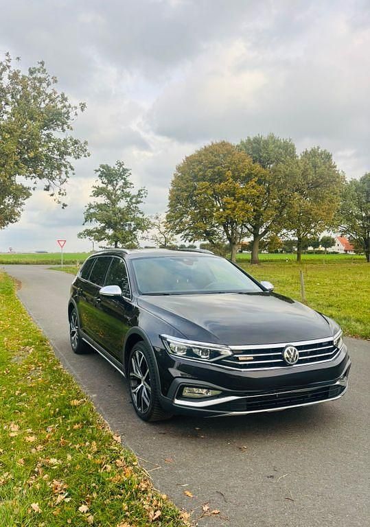 Braun Gebraucht 2020 VW Passat Alltrack Kombi | 34.700 € (Teuer) - Bild 1/4