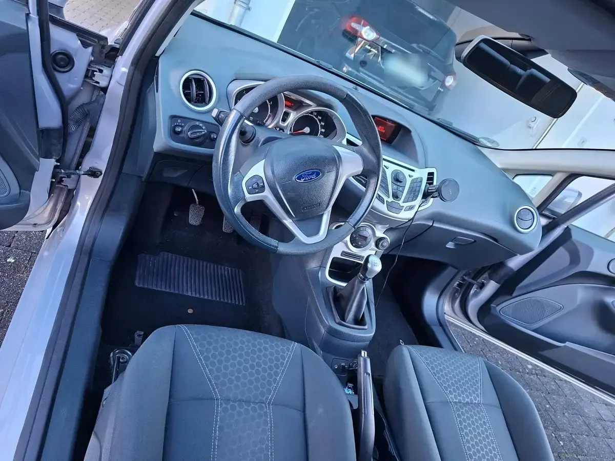 Gebraucht Ford Fiesta Titanium 82 PS (60 kW) 2011 Grau Kleinwagen