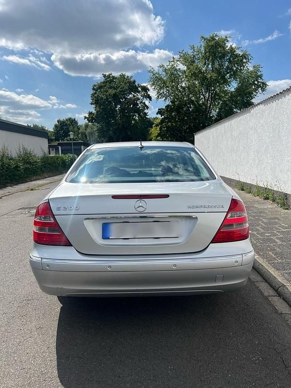 Silber Gebraucht 2003 Mercedes E200 Limousine | 4.300 € (Fairer Preis) - Bild 1/4