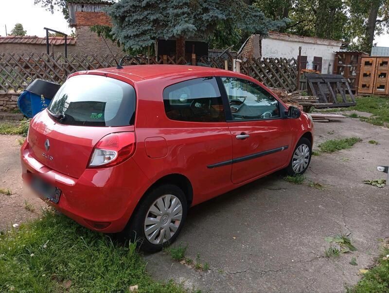 Rot Gebraucht 2011 Renault Clio II Kleinwagen | 3.900 € - Bild 1/4