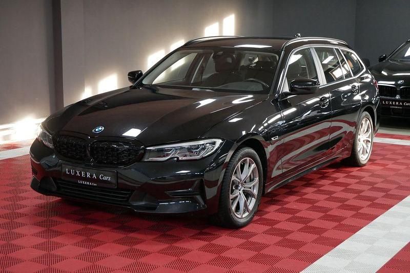 Schwarz Gebraucht 2022 BMW 330e Advantage Kombi | 27.990 € (Superpreis) - Bild 1/4