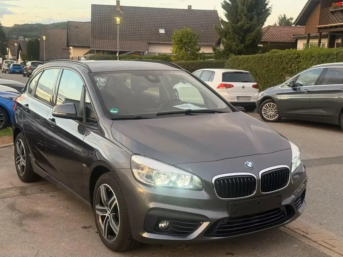 Gebraucht BMW 218 Performance 150 PS (110 kW) 2017 Grau Van / Kleinbus