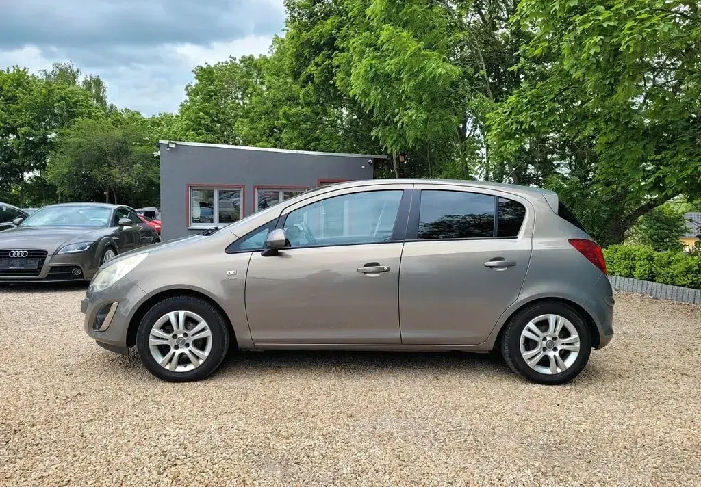 Brugt Opel Corsa Satellite 101 HK (74 kW) 2011 Brun Hatchback