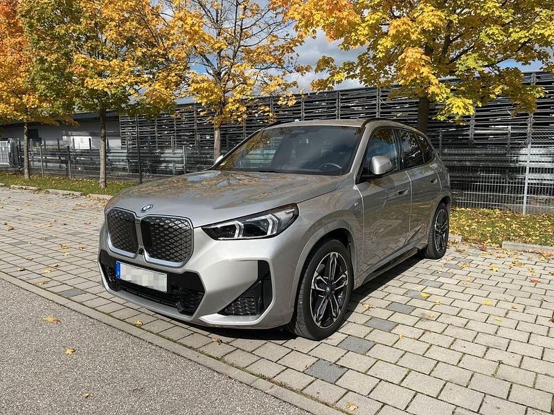 Silber Gebraucht 2023 BMW iX1 M Sport SUV | 38.000 € (Superpreis) - Bild 1/4