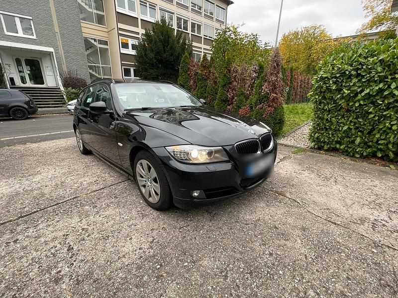 Schwarz Gebraucht 2012 BMW 318 Kombi | 4.300 € (Fairer Preis) - Bild 1/4