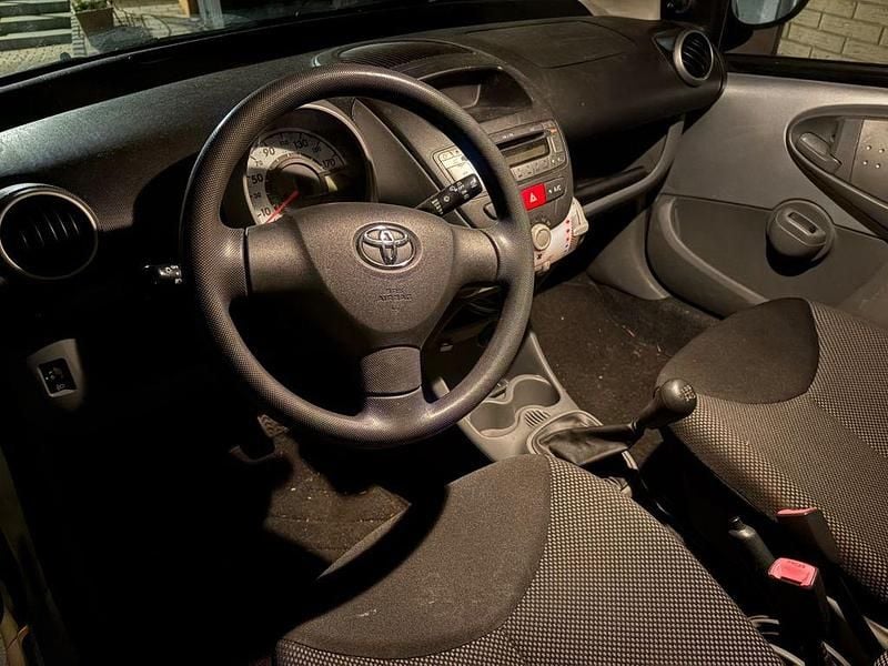 Gebraucht Toyota Aygo 68 PS (50 kW) 2009 Silber Kleinwagen