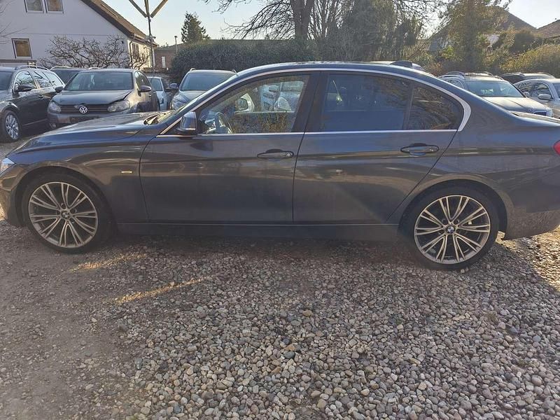 Gebraucht BMW 318 143 PS (105 kW) 2015 Mineralgrau metallic Limousine