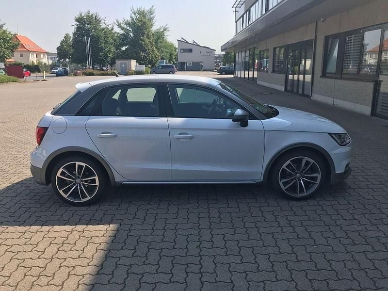 Weiß Gebraucht 2017 Audi A1 Sportback Sport Kleinwagen | 13.999 € (Etwas zu teuer) - Bild 1/4