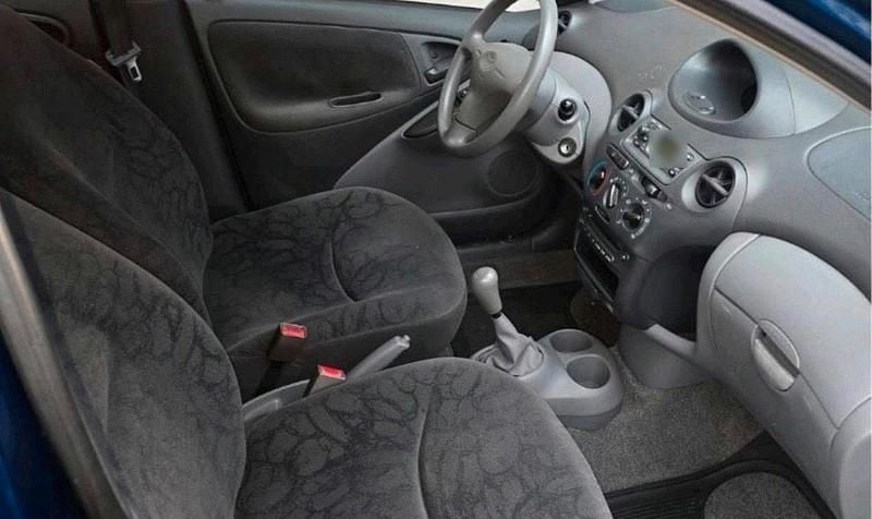 Gebraucht Toyota Yaris 85 PS (62 kW) 2001 Blau Kleinwagen