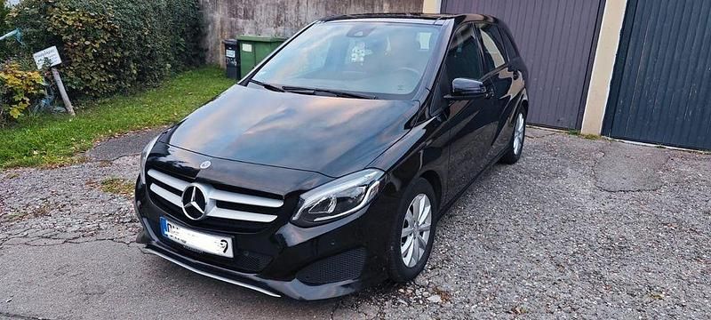 Schwarz Gebraucht 2015 Mercedes B200 Van / Kleinbus | 10.800 € (Etwas zu teuer) - Bild 1/4