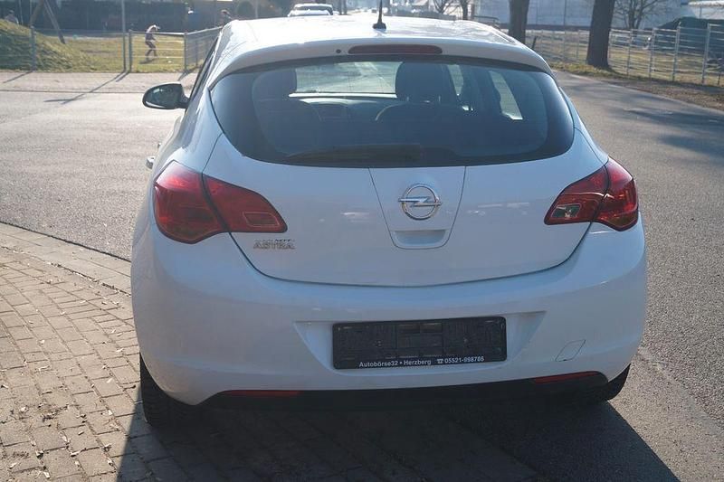 Gebraucht Opel Astra Selection 116 PS (85 kW) 2010 Weiß Limousine