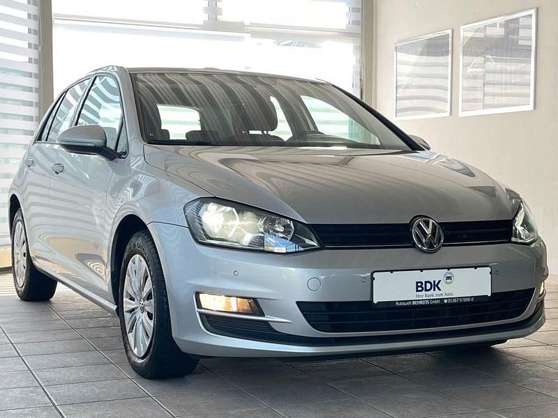 Silber Gebraucht 2017 VW Golf VII Trendline Limousine | 9.990 € (Guter Preis) - Bild 1/4
