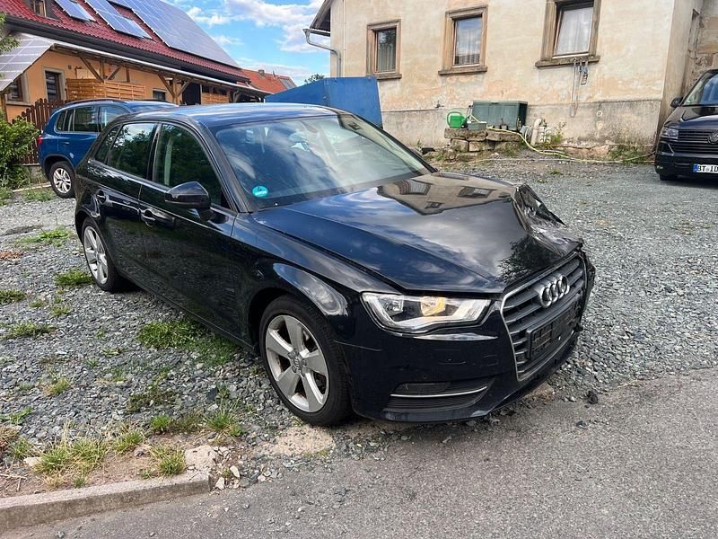 Schwarz Gebraucht 2013 Audi A3 Sportback Ambition Limousine | 4.599 € - Bild 1/4
