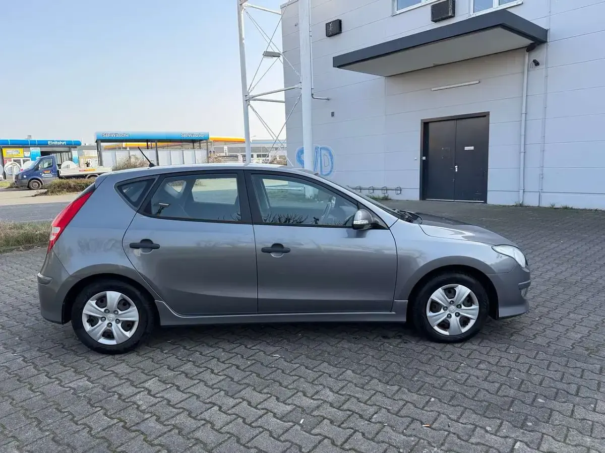 Gebraucht Hyundai i30 Edition 90 PS (66 kW) 2012 Grau Kombi