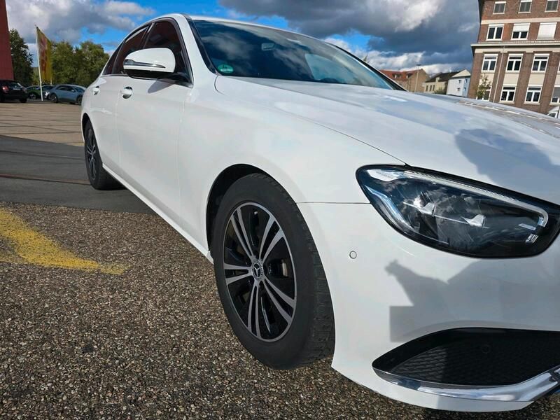 Weiß Gebraucht 2021 Mercedes E220 Limousine | 33.500 € (Fairer Preis) - Bild 1/4