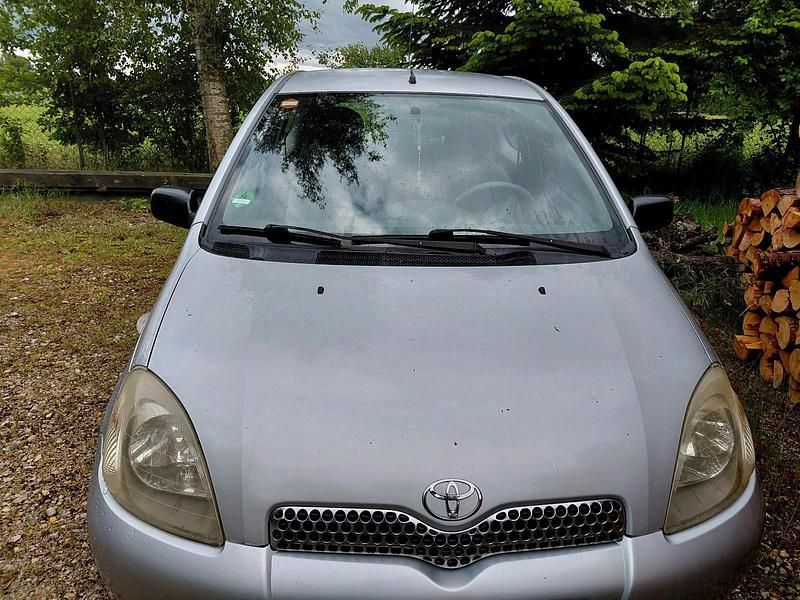Silber Gebraucht 1999 Toyota Yaris Kleinwagen | 1.100 € (Guter Preis) - Bild 1/4
