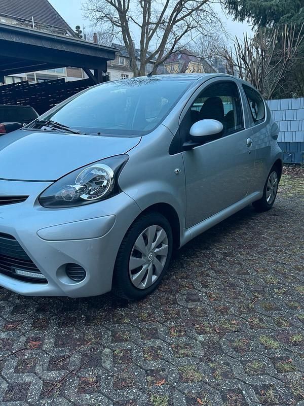 Gebraucht Toyota Aygo 68 PS (50 kW) 2012 Silber Kleinwagen