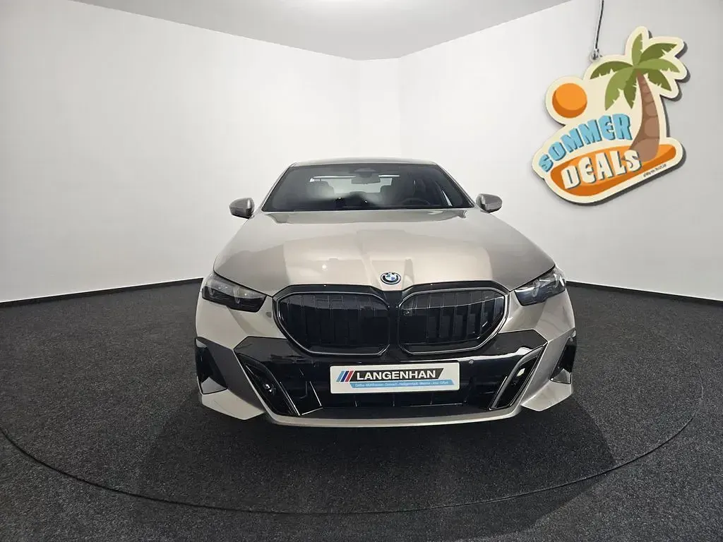 Neu BMW 550e M Sport 489 PS (359 kW) 2026 Grau Limousine