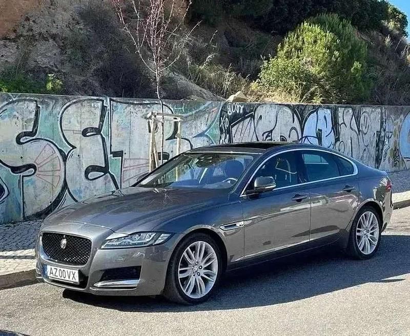 Grau Gebraucht 2015 Jaguar XF Portfolio Limousine | 15.900 € (Fairer Preis) - Bild 1/4