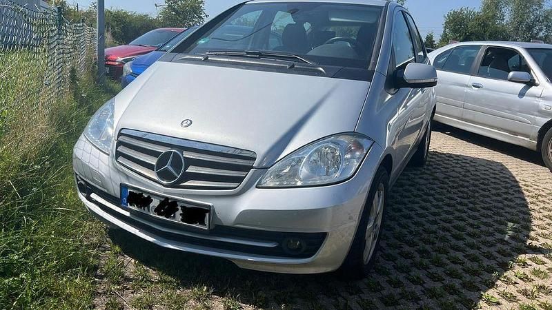Silber Gebraucht 2011 Mercedes A180 Avantgarde Limousine | 1.750 € (Superpreis) - Bild 1/2