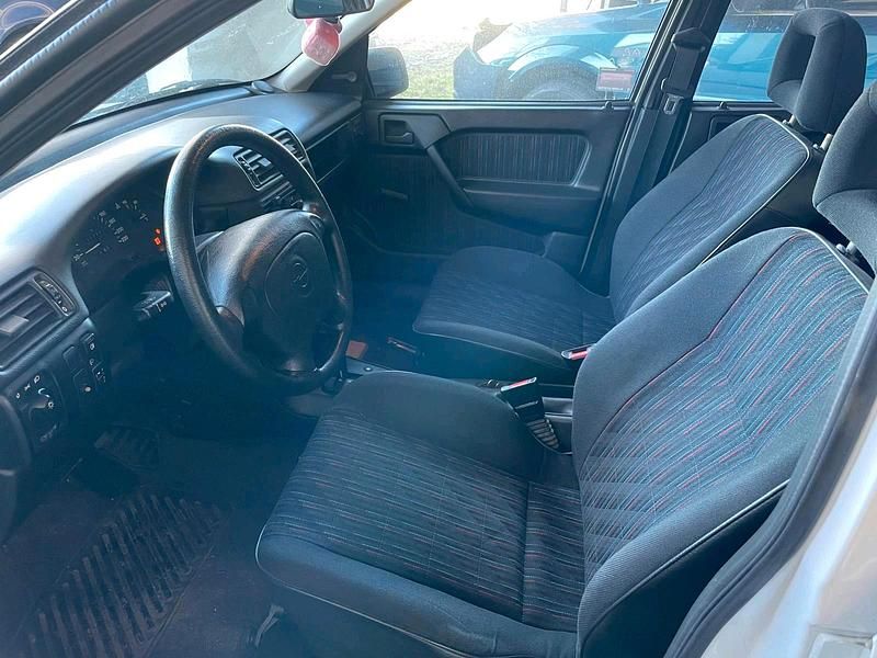Gebraucht Opel Vectra 90 PS (66 kW) 1993 Weiß Limousine
