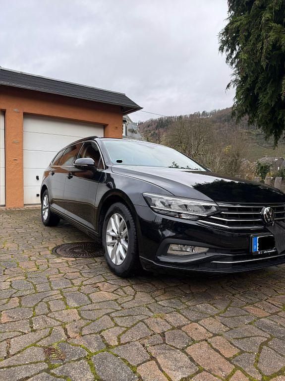 Schwarz Gebraucht 2024 VW Passat Business Kombi | 32.000 € (Etwas zu teuer) - Bild 1/4