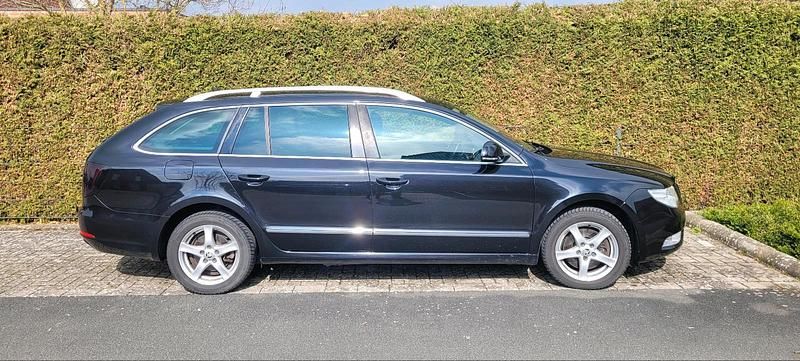 Gebraucht Skoda Superb 140 PS (102 kW) 2012 Schwarz Kombi