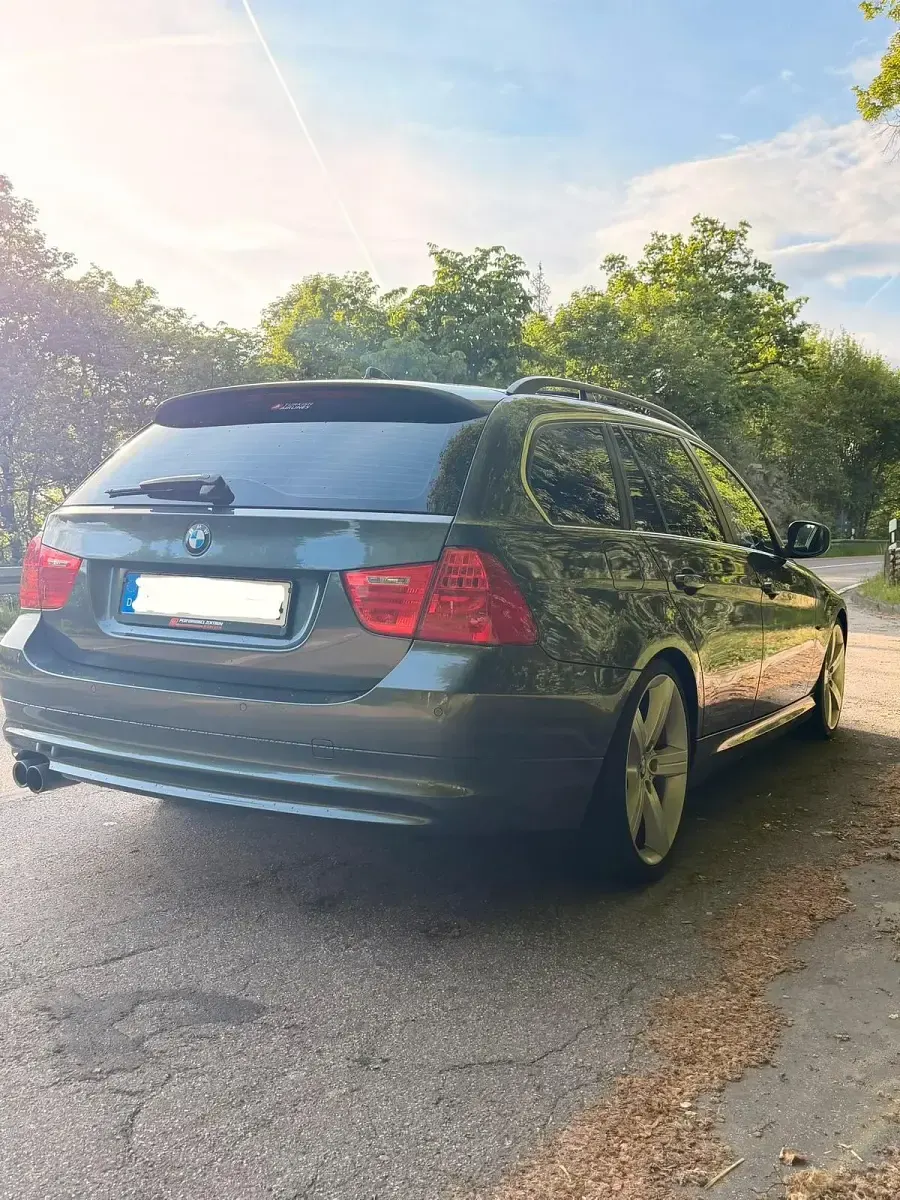 Gebraucht BMW 330 453 PS (333 kW) 2009 Grün Kombi