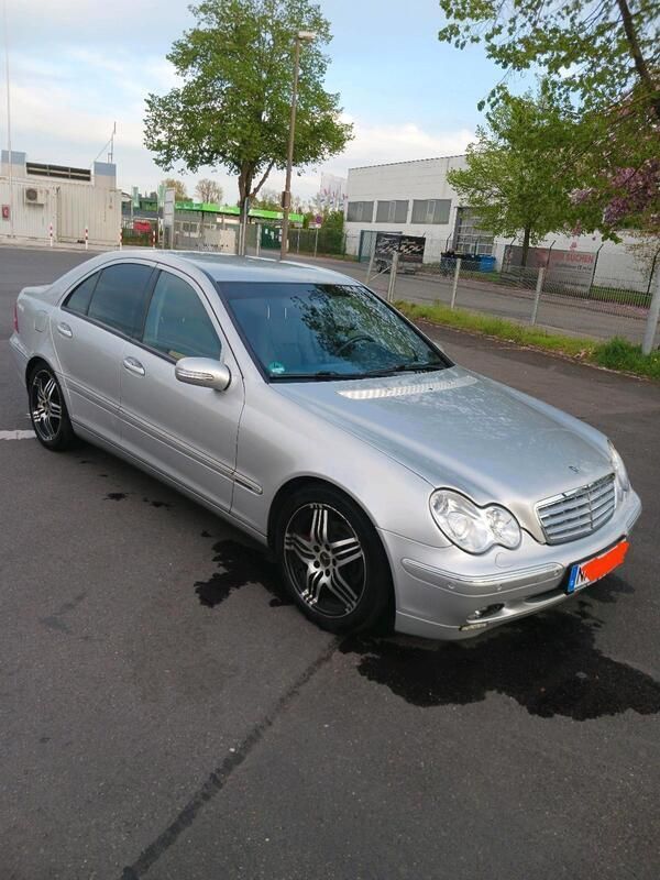Grau Gebraucht 2003 Mercedes C180 Limousine | 4.100 € (Teuer) - Bild 1/4