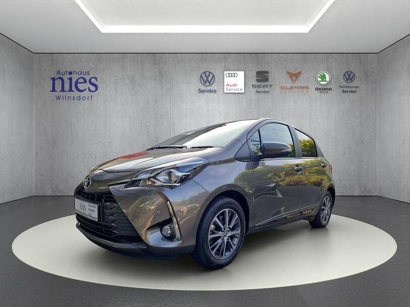Grau Gebraucht 2019 Toyota Yaris Club Limousine | 14.490 € (Fairer Preis) - Bild 1/4