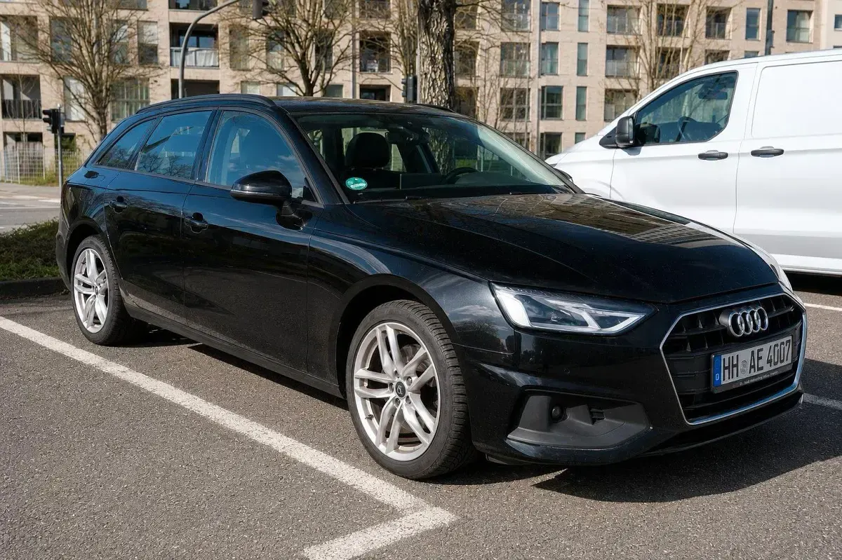 Second-hand Audi A4 Ambiente 163 CP (119 kW) 2023 Negru Break