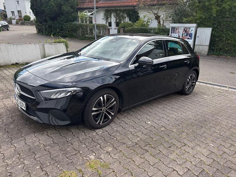 Schwarz Gebraucht 2023 Mercedes A200 Limousine | 29.800 € (Etwas zu teuer) - Bild 1/4