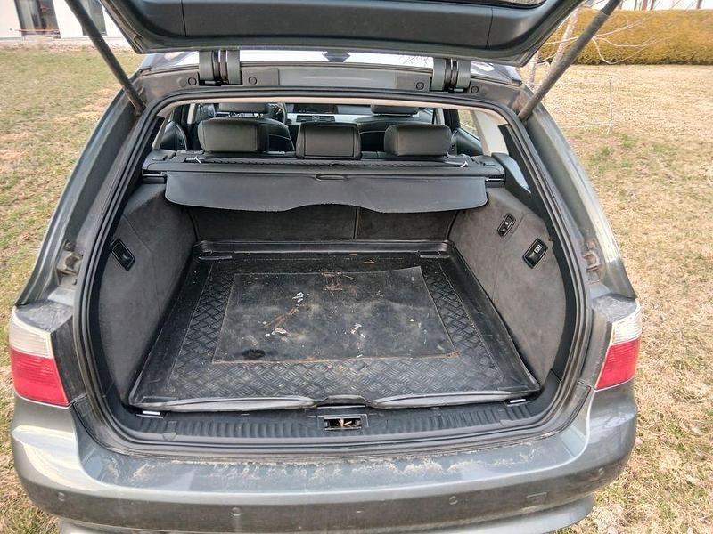 Gebraucht BMW 523 177 PS (130 kW) 2006 Grau Kombi