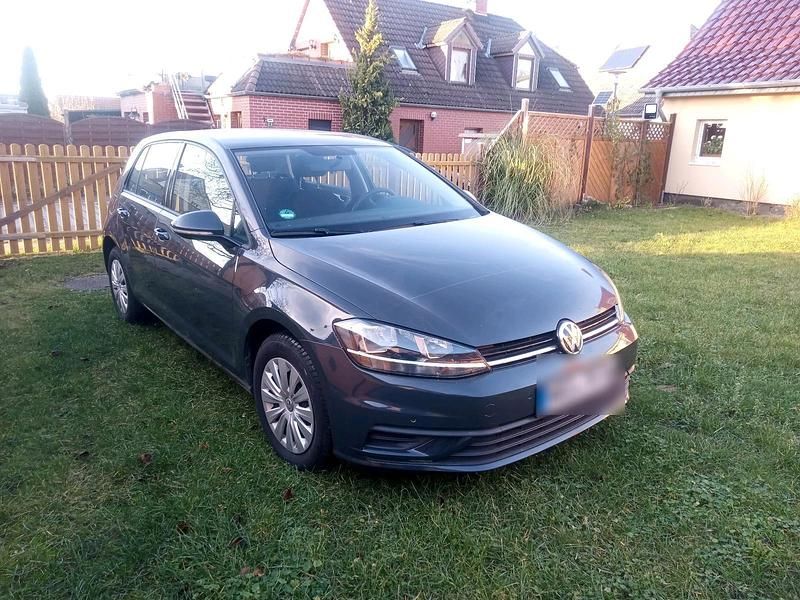 Grau Gebraucht 2018 VW Golf VII Limousine | 11.600 € (Superpreis) - Bild 1/4