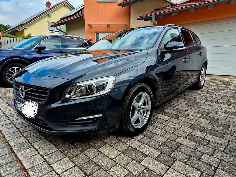 Grau Gebraucht 2017 Volvo V60 Business Edition Kombi | 18.500 € (Teuer) - Bild 1/4