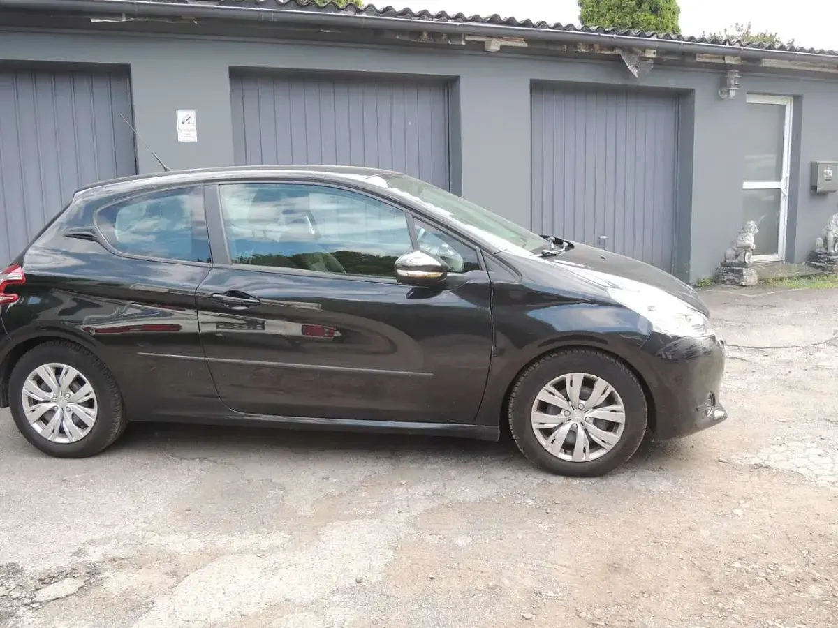 Gebraucht Peugeot 208 Allure 95 PS (69 kW) 2012 Schwarz Kleinwagen
