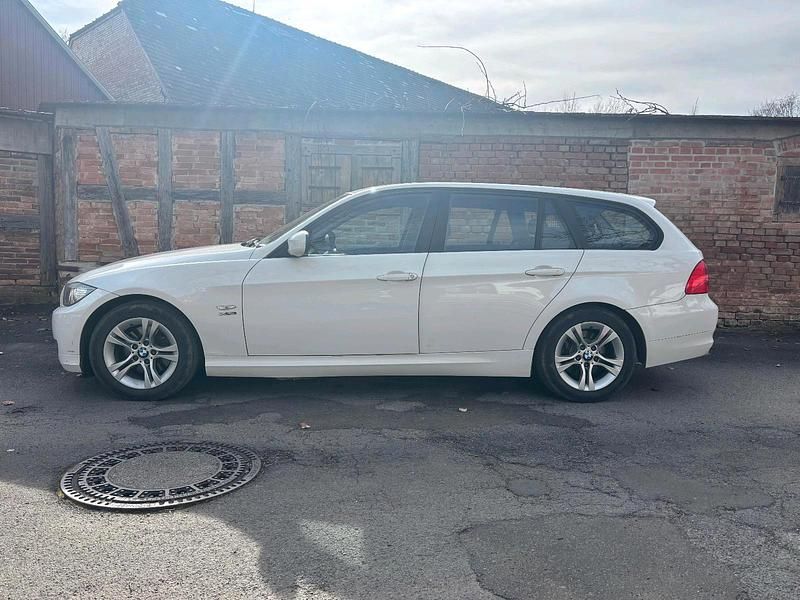 Gebraucht BMW 320 184 PS (135 kW) 2009 Weiß Kombi