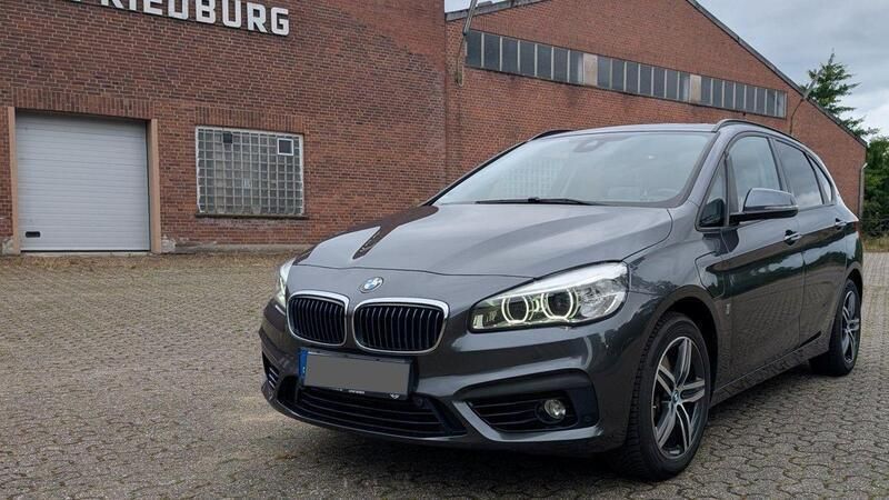 Grau Gebraucht 2018 BMW 225 Active Tourer iPerformance Van / Kleinbus | 17.500 € (Fairer Preis) - Bild 1/4