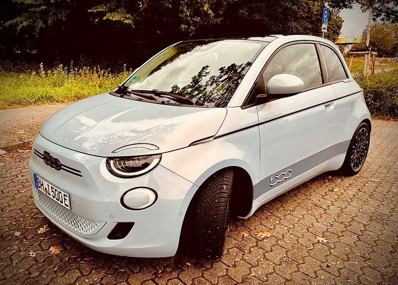 Blau Gebraucht 2021 Fiat 500e La Prima Kleinwagen | 17.999 € - Bild 1/4