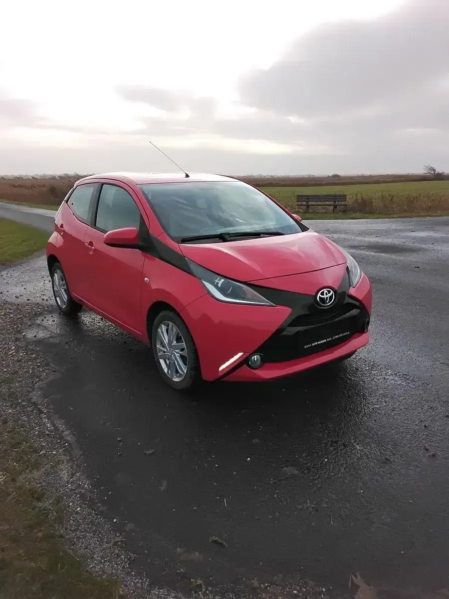 Gebraucht Toyota Aygo X-play 69 PS (50 kW) 2016 Rot Kleinwagen