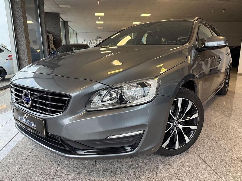 Grau Gebraucht 2018 Volvo V60 Kinetic Kombi | 13.799 € - Bild 1/4