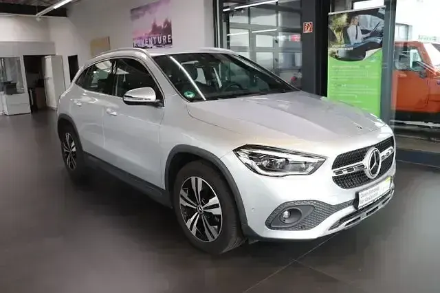 Gebraucht Mercedes GLA200 150 PS (110 kW) 2021 Silber SUV
