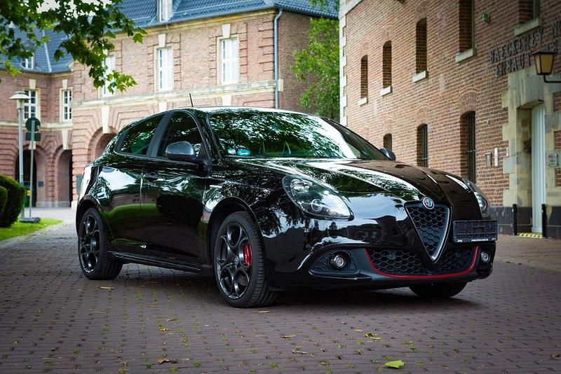 Schwarz Gebraucht 2017 Alfa Romeo Giulietta Veloce Kleinwagen | 21.000 € (Teuer) - Bild 1/4