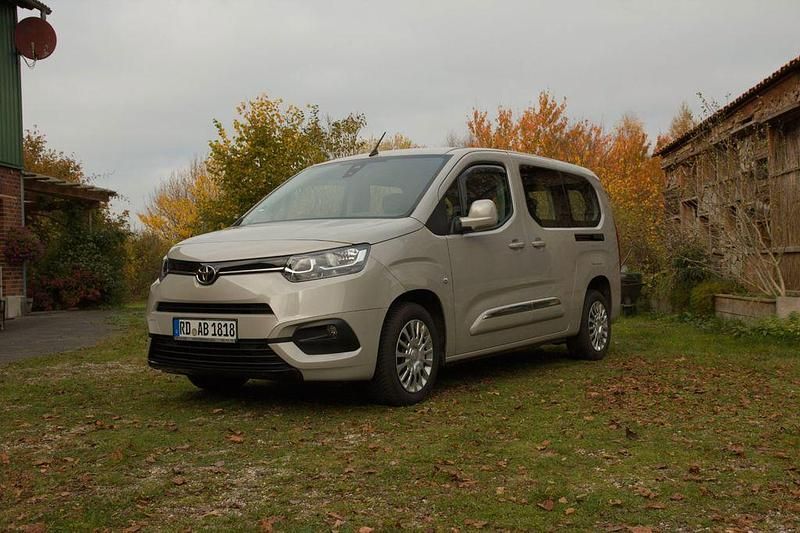 Beige Gebraucht 2021 Toyota Proace Verso City Kombi | 20.495 € (Etwas zu teuer) - Bild 1/4