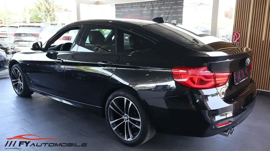 Gebraucht BMW 320 M Sport 190 PS (139 kW) 2019 Black sapphire metallic Limousine